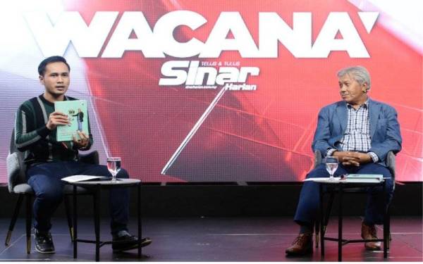 Ismail (kiri) bersama Ahmad Tajudin (kanan) dalam program Wacana Sinar edisi ke-295 bertajuk 'TVET: Emas Yang Terpinggir' menerusi platform Sinar Harian pada Selasa.