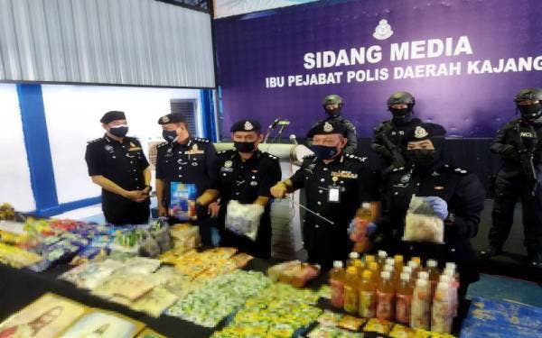 Abdul Aziz (dua dari kanan) menunjukkan dadah yang dirampas pada sidang akhbar di IPD Kajang di sini pada Rabu. (Mohon blurkan bungkusan dan botol)