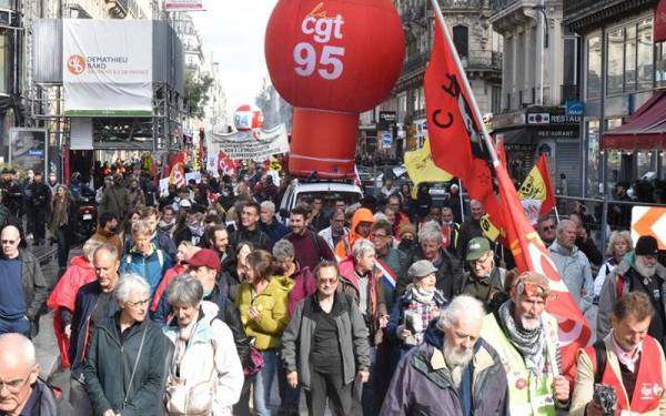 Kira-kira 25,000 orang menyertai tunjuk perasaan di Paris.- Foto Agensi Anadolu