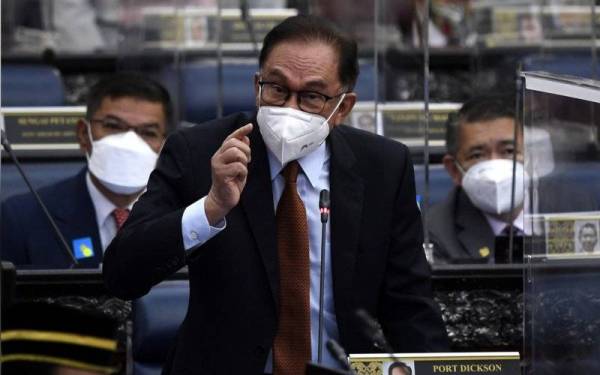 Ketua Pembangkang Datuk Seri Anwar Ibrahim yang juga Ahli Parlimen Port Dickson mengemukakan soalan ketika Mesyuarat Khas Penggal Ketiga Parlimen Ke-14 di Parlimen hari ini. - Foto Bernama