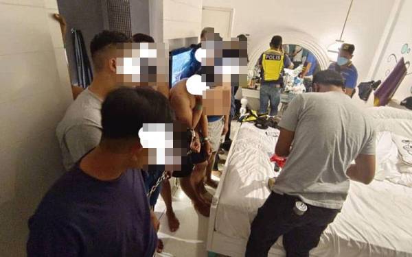 Polis membuat pemeriksaan rapi di sebuah bilik hotel di Langkawi yang dihuni oleh 10 pelancong dari Kuala Lumpur sebelum menemui sejumlah dadah jenis ketamin dan dua botol ubat batuk pada pagi Rabu. - Foto Polis Langkawi