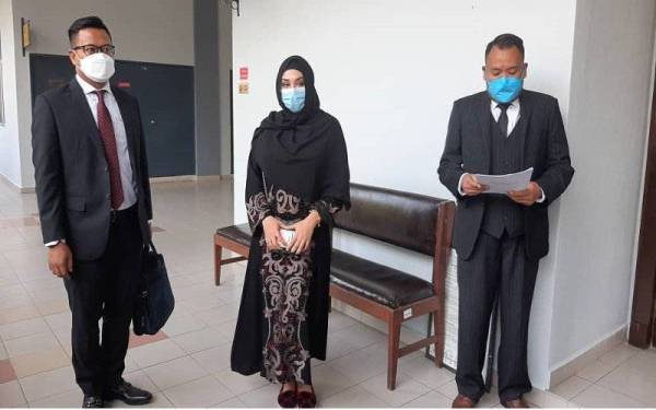 Zarina (tengah) bersama peguamnya di Mahkamah Majistret pada Khamis.