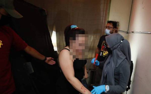 Antara warga asing yang ditahan dalam serbuan di dua buah premis di Jalan Pudu, Kuala Lumpur pada Rabu.