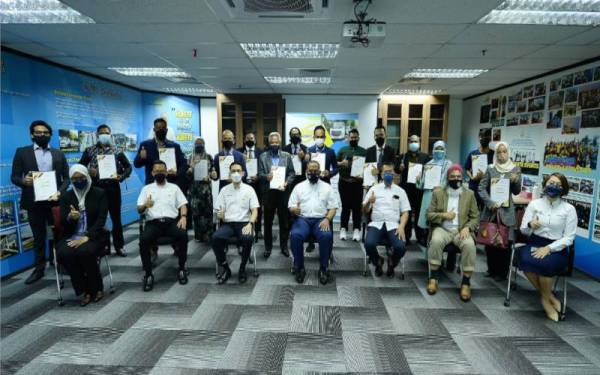 Ramli (duduk tengah) bersama penerima sijil pada Majlis Penganugerahan Sijil ISO pada Khamis.