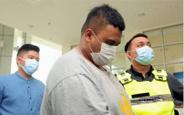 'Bomoh' yang digelar 'Tok Wan', Mohd Izwan Mohd Ahmid (tengah), dijatuhi hukuman penjara lapan bulan oleh Mahkamah Majistret Klang pada Khamis. - Foto Bernama 