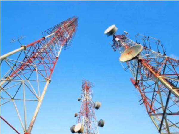 Gangguan perkhidmatan komunikasi dan internet dijangka berlaku untuk tempoh beberapa hari di beberapa kawasan terlibat, ekoran satu insiden kebakaran sebuah menara komunikasi di Taman Terendak Permai pada Rabu. - Gambar hiasan