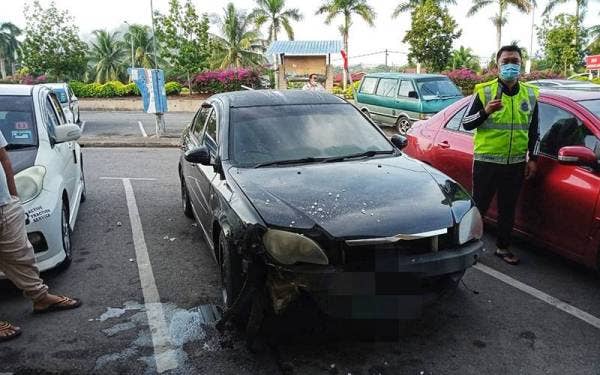 Proton Persona yang turut rosak di bahagian depan akibat kejadian tersebut. Foto: ihsan PDRM