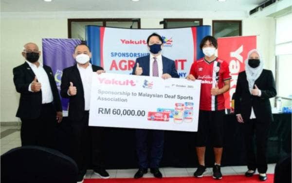 Hamada (tengah) dan Motoyama (dua kanan) pada majlis penyerahan penajaan kepada MSDeaf di USIM pada Khamis.