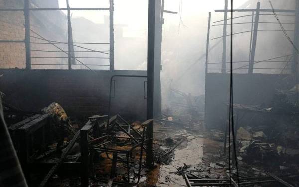 Hangus sama sekali, salah sebuah rumah yang tidak dapat diselamatkan dalam kejadian di perumahan Kampung Gong Limau, Kemaman