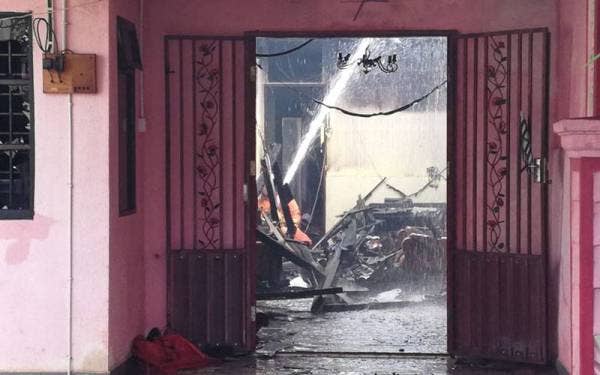 Salah sebuah rumah yang hangus 20 peratus sebelum diselamatkan anggota bomba bertugas pada Khamis.