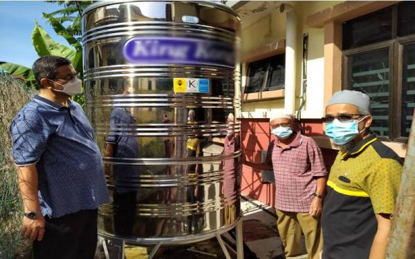Mokhtar menunjukkan tangki tambahan yang terpaksa dipasang bagi menampung bekalan air pada waktu kecemasan.