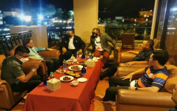 Tular gambar empat bekas ADUN bertemu Anwar baru-baru ini.