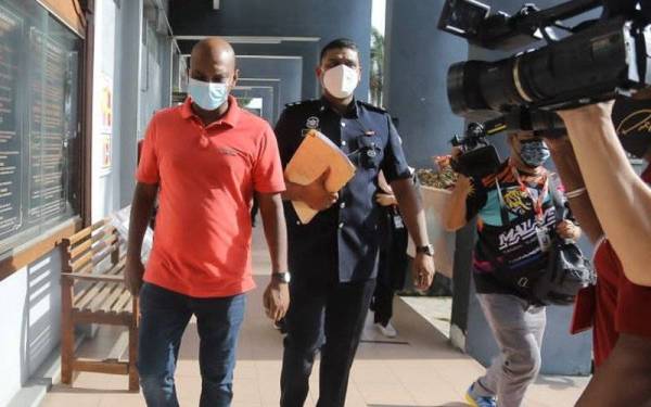 Seorang koperal (kiri) didakwa di Mahkamah Majistret Ipoh pada Jumaat atas pertuduhan membuat laporan polis palsu.