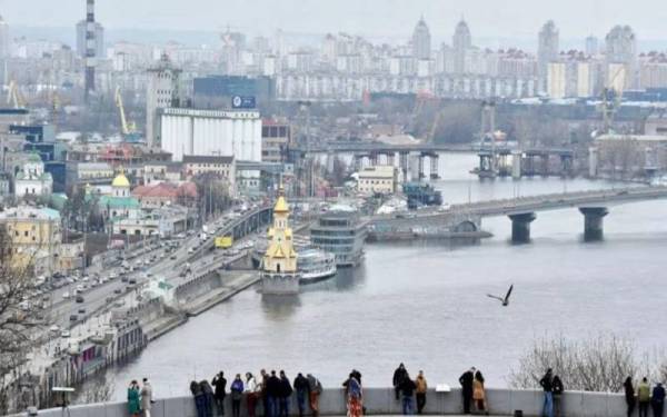 Ukraine mewajibkan para guru dan sebahagian kakitangan kerajaan mendapatkan suntikan vaksin Covid-19. - Foto AFP