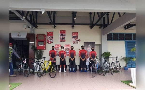 Antara atlet yang hadir menerima basikal berkenaan di bangunan MSN Telipot di sini.