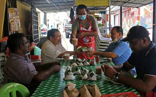 Peniaga Zubir Khan melayani pengunjungnya yang terdiri daripada pelbagai bangsa bagi menjamu selera ketika tinjauan di gerai di Jalan Dr Krishnan,hari ini.
Gerai babu yang menyediakan makanan ringkas seperti nasi lemak, kuih muih dan minuman seperti menjadi satu tempat gabungan pelbagai budaya dan lambang keharmonian sesama kaum untuk beristirehat seketika setelah melakukan rutin harian.
- Foto Bernama
