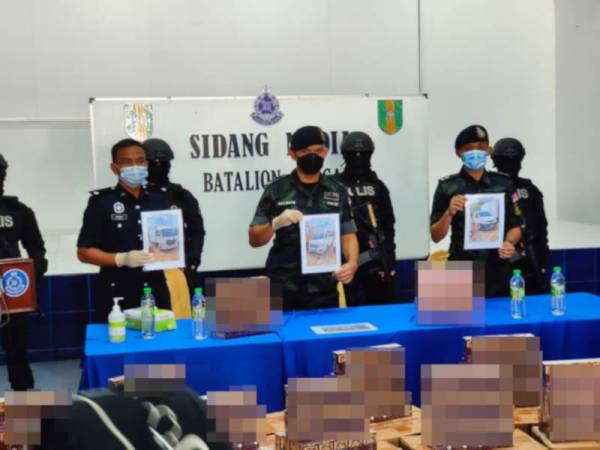 Salehin (tengah) menunjukkan gambar kenderaan ketika sidang media di Ibu Pejabat Polis Daerah Tangkak di sini pada Jumaat.