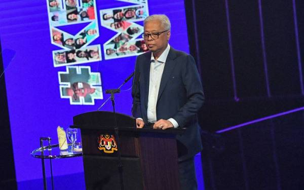 Datuk Seri Ismail Sabri Yaakob berucap pada prapelancaran Keluarga Malaysia yang disiarkan secara langsung menerusi siaran televisyen di Auditorium Perdana Angkasapuri pada Jumaat. - Foto Bernama