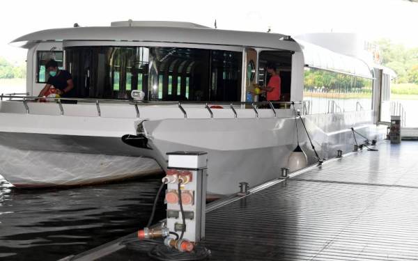 Pembantu operasi Cruise Tasik Putrajaya Muhammad Syahfuan Azmi (kanan) bersama rakannya Muhammad Syahmi Mahathir membersihkan kapal persiaran ketika tinjauan Bernama di Cruise Tasik Putrajaya hari ini.
Cruise Tasik Putrajaya akan memulakan operasinya kembali mulai esok selepas ditangguhkan sementara waktu akibat pelaksanaan Perintah Kawalan Pergerakan (PKP) sejak Mei lepas.
Antara yang boleh dinaiki pengunjung ialah Cruise boat, Perahu Dondang Sayang, Picnic Boat dan Buggy Ride.  - Foto Bernama