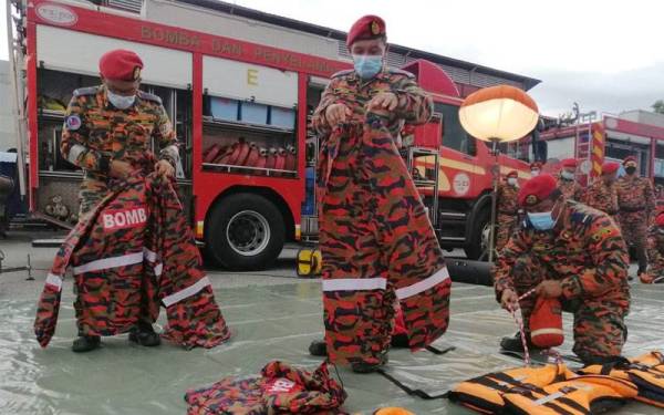 Anggota BBP Kuala Terengganu bersiap siaga berdepan musim tengkujuh kali ini.