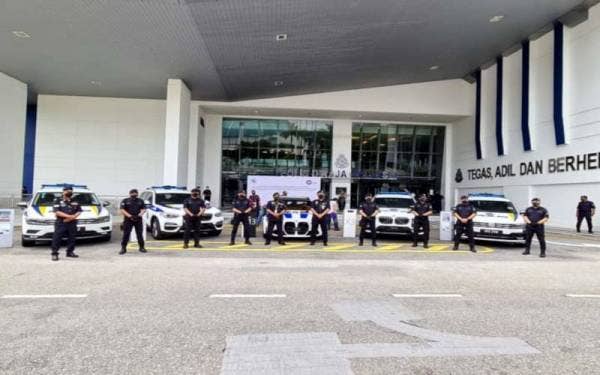 PDRM pandu uji lima buah kenderaan. Sumber: Facebook Friends of PDRM