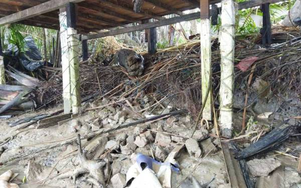 Kesan hakisan yang berlaku menyebabkan kedudukan pelantar ikan milik Hamdan tidak lagi selamat.