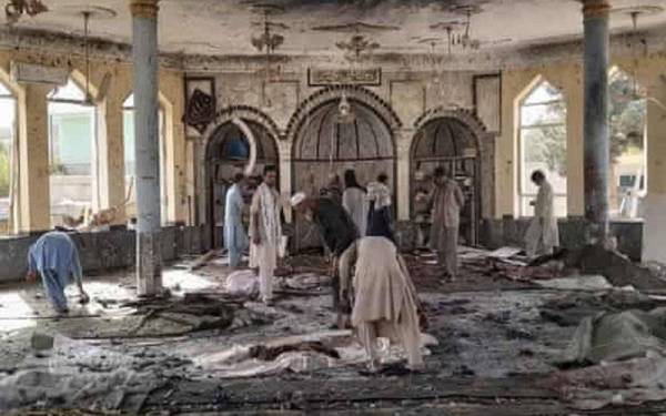 Keadaan di dalam masjid Syiah selepas serangan bunuh diri pada Jumaat. - Agensi