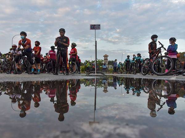 Para peserta bersedia ketika menyertai aktiviti berbasikal sempena pelancaran Hari Sukan Negara 2021 peringkat Wilayah Persekutuan Labuan, di Kompleks Sukan Laut Antarabangsa Labuan hari ini.