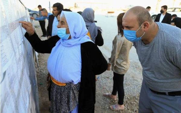 Orang tersingkir daripada minoriti Yazidi bersiap untuk memilih di kem Sharya di Duhok. Foto Reuters