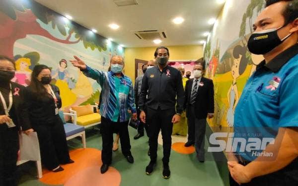 Khairy semasa melawat wad kanak-kanak Hospital Perubatan Mawar pada Sabtu.