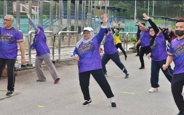 Prof Dr Roziah bersama-sama warga universiti yang mengambil bahagian dalam HSN peringkat UiTM di Shah Alam pada Sabtu.
