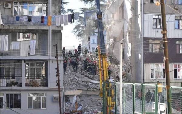 Misi mencari dan menyelamat masih dijalankan di bangunan yang runtuh di Batumi, Georgia. Foto Xinhua