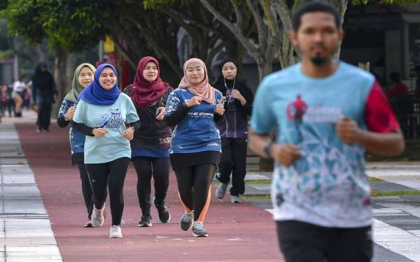 Kaum wanita turut menyertai aktiviti larian pada sambutan Hari Sukan Negara 2021 (HSN2021) di Putrajaya hari ini.