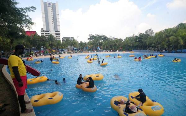 Ibu bapa meluangkan masa bersama keluarga melakukan aktiviti riadah ketika tinjauan fotoBernama pada cuti hujung minggu.
