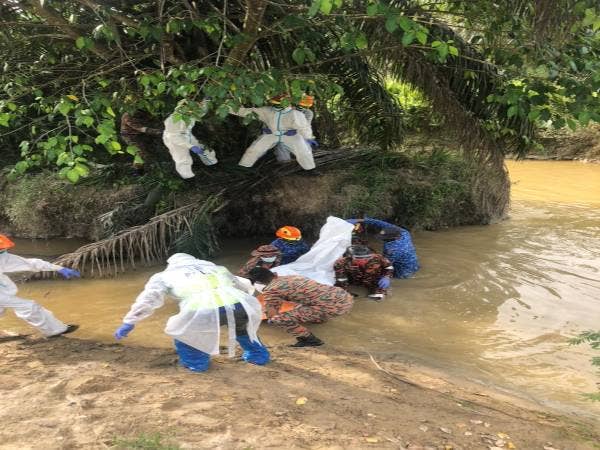 Pasukan penyelamat membawa mangsa ke tebing untuk diserahkan kepada polis bagi tindakan lanjut. Foto: ihsan bomba