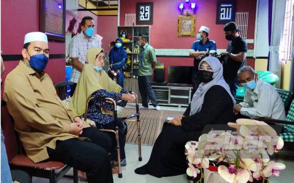 Mardzi menerima kehadiran Halimaton (kanan) dan Ahmad Fadzli (kiri) pada Rabu.