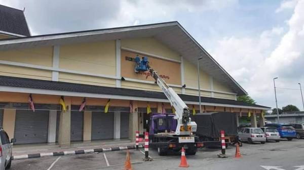 Kakitangan MBS sedang melakukan pertukaran nama Medan Selera kepad Benteng Ampangan.