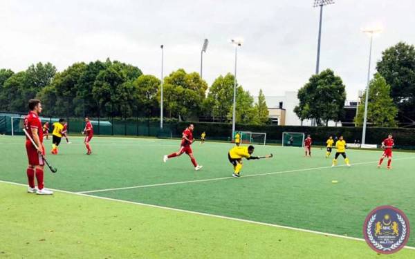 Antara aksi menarik perlawanan Malaysia menentang Wales di
Pusat Hoki Wales.