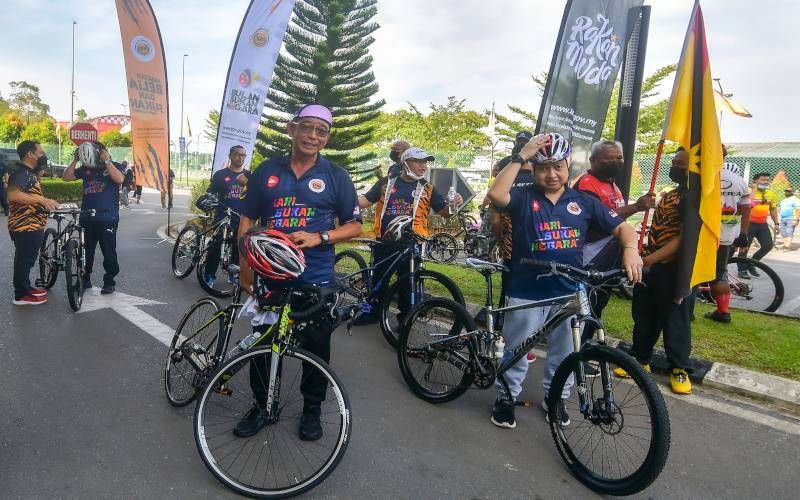 Menteri Pelancongan, Kesenian dan Kebudayaan Sarawak, Datuk Abdul Karim Rahman Hamzah (kiri) menyertai acara berbasikal selepas melancarkan Hari Sukan Negara peringkat negeri Sarawak, hari ini. Foto Bernama