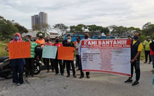 Kira-kira 30 orang penduduk mengadakan bantahan aman bagi menggesa kerajaan negeri membatalkan cadangan pembinaan tiga asrama pekerja warga asing di Teluk Kumbar.