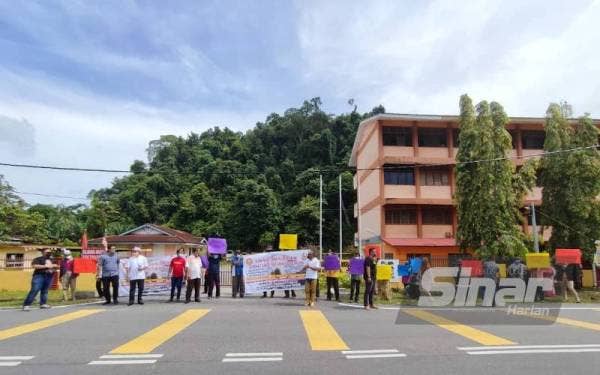 Bantahan dilakukan kerana tidak bersetuju dengan arahan perpindahan murid SKBM ke SKSK.