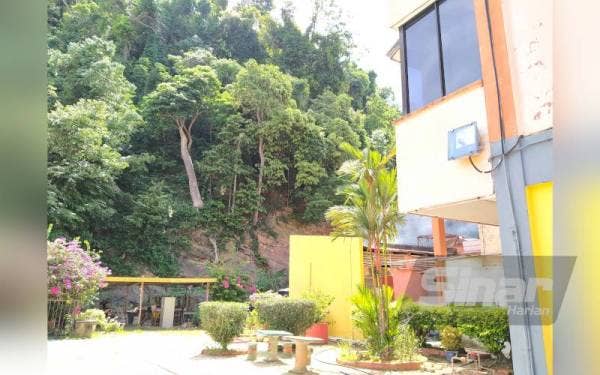 Cerun bukit yang terletak berdekatan dengan bangunan sekolah.