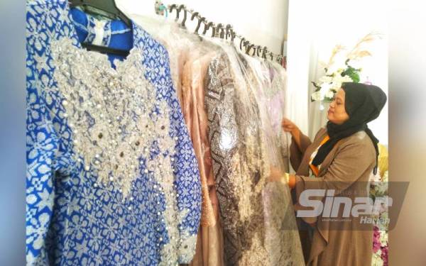 Rohaida melakukan persediaan dan mengemas pakaian yang terdapat di butik miliknya