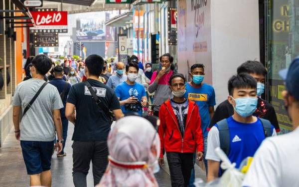 Orang ramai masih terikat dengan pematuhan prosedur operasi standard (SOP) dari segi pemakaian pelitup muka, penjarakan sosial dan menjalani kuarantin wajib sebaik pulang ke tanah air. - Foto 123rf