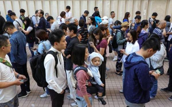 Pengundi sanggup beratur panjang untuk membuang undi.- Foto hiasan