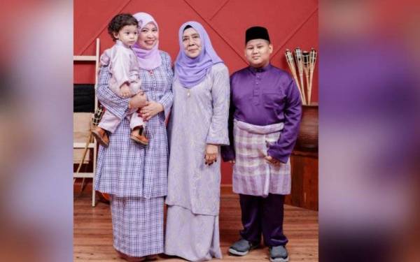 Fatin bersama dua anaknya serta ibu, Khizam yang menjadi tulang belakang kejayaannya.