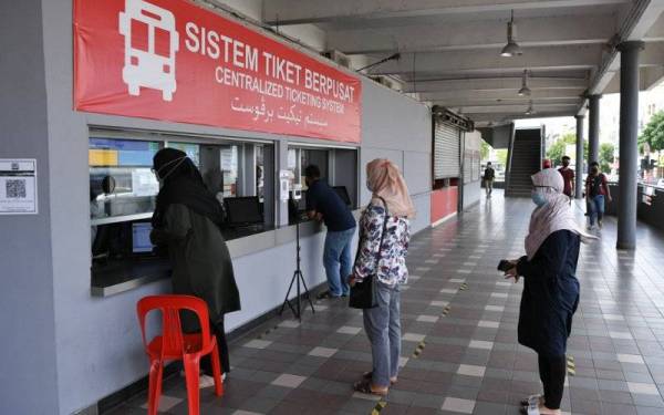 Orang ramai mendapatkan tiket bas susulan kerajaan mengumumkan kebenaran rentas negeri bermula hari ini ketika tinjauan di Hentian Bas Majlis Bandaraya Kuala Terengganu pada Ahad.