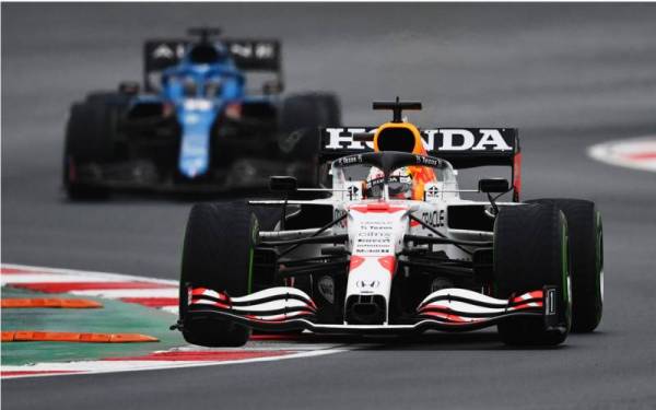 Aksi Verstappen di GP Turki pada Ahad. - Foto Gettyimages
