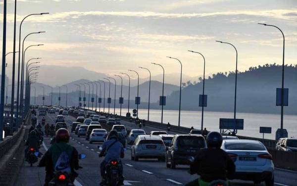 Jumlah kenderaan menuju plaza tol Juru hari ini kelihatan terkawal meskipun aktiviti rentas negeri dibenarkan bermula hari ini.
