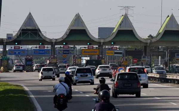 Jumlah kenderaan menuju plaza tol Juru hari ini kelihatan terkawal meskipun aktiviti rentas negeri dibenarkan bermula hari ini.
